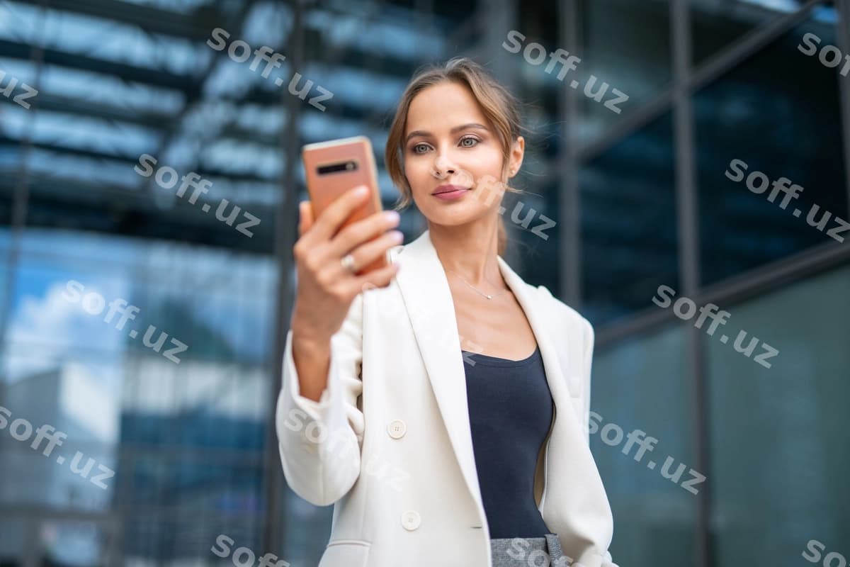 Biznes ayol akillı telefon ishlatmoqda | Business woman using smartphone