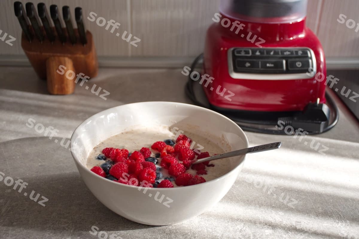 Yaqinlikda qizil mevalar chaqmoq stol | Close up red fruits bowl table