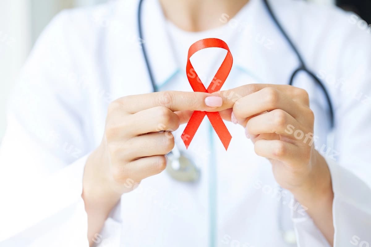 Shifokor qizil ruchkani belarol yordam sifatida tutmoqda. | Doctor holding red ribbon as symbol aids