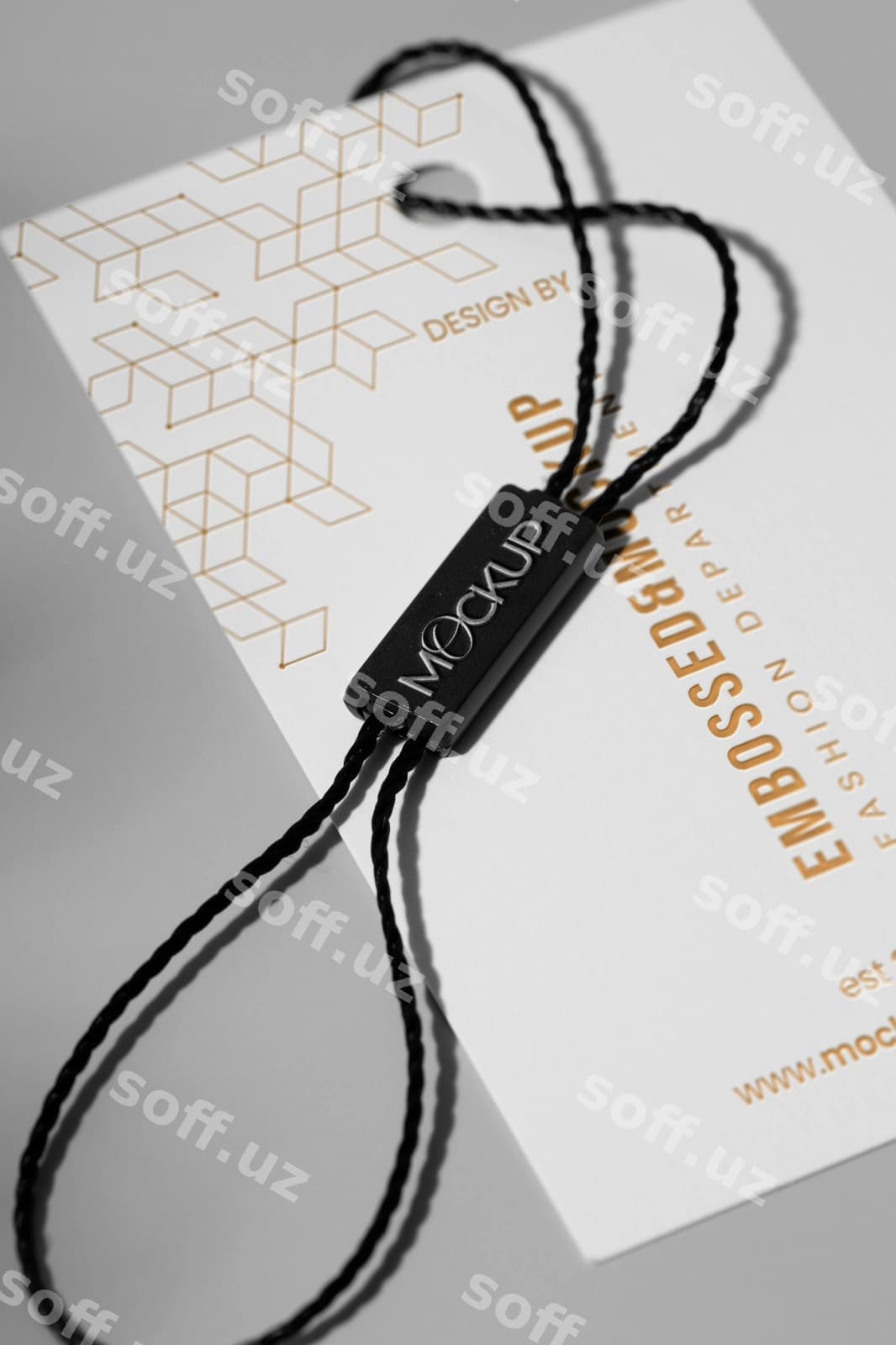 Qoplanadi logotip etiketka namunasi | Embossed logo label mockup