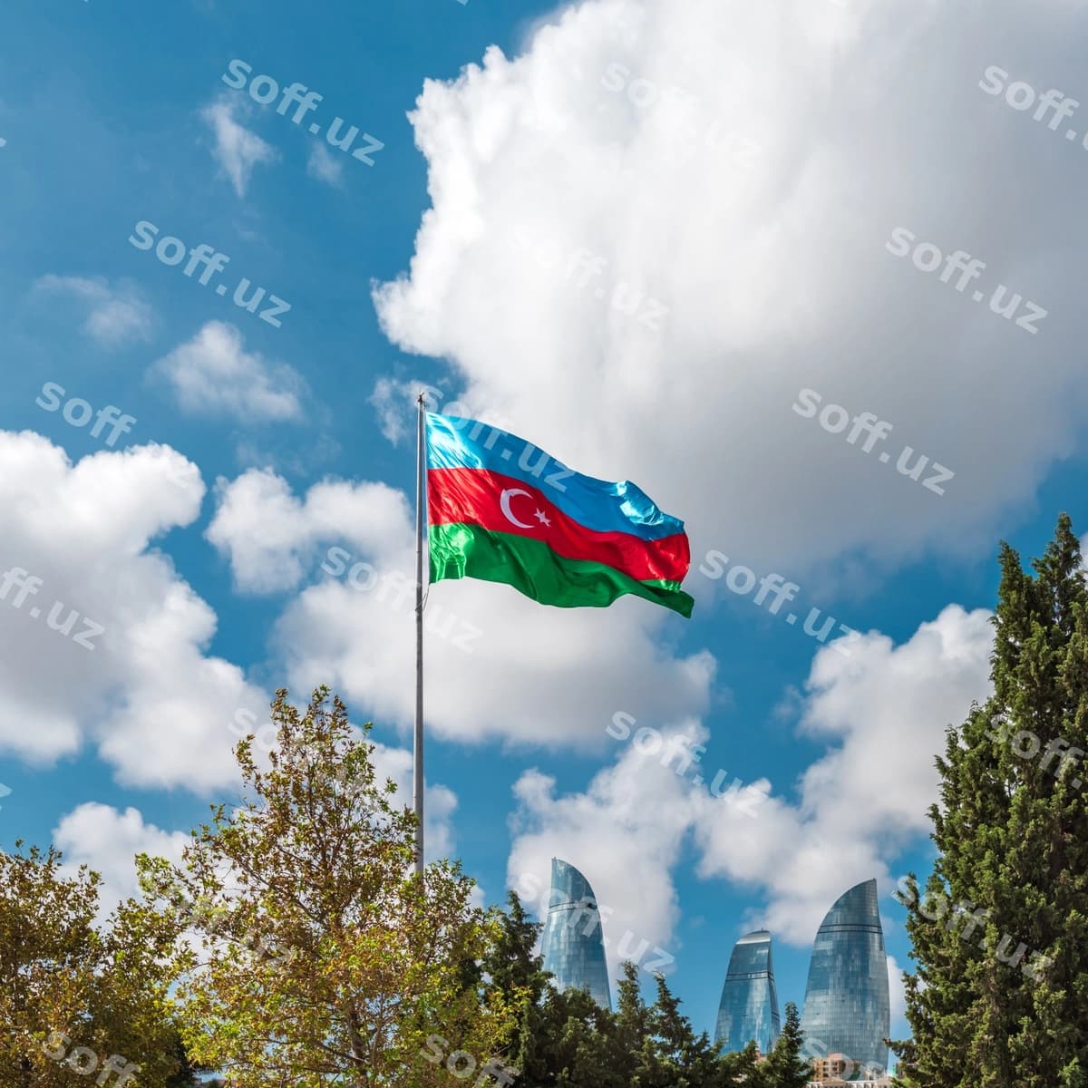 Azerbaycan bayrog'i ko'k osmon fonida | Flag azerbaijan against blue sky