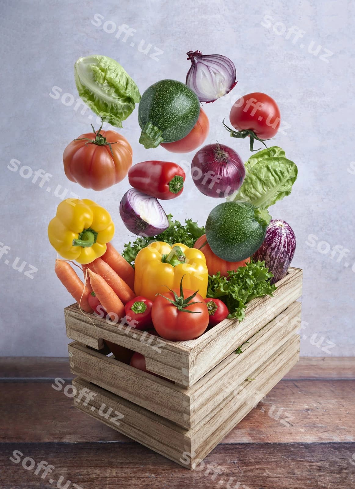 Yangi sabzavotlar parqatayotgan yog'ochli quticha | Fresh vegetables flying wooden box
