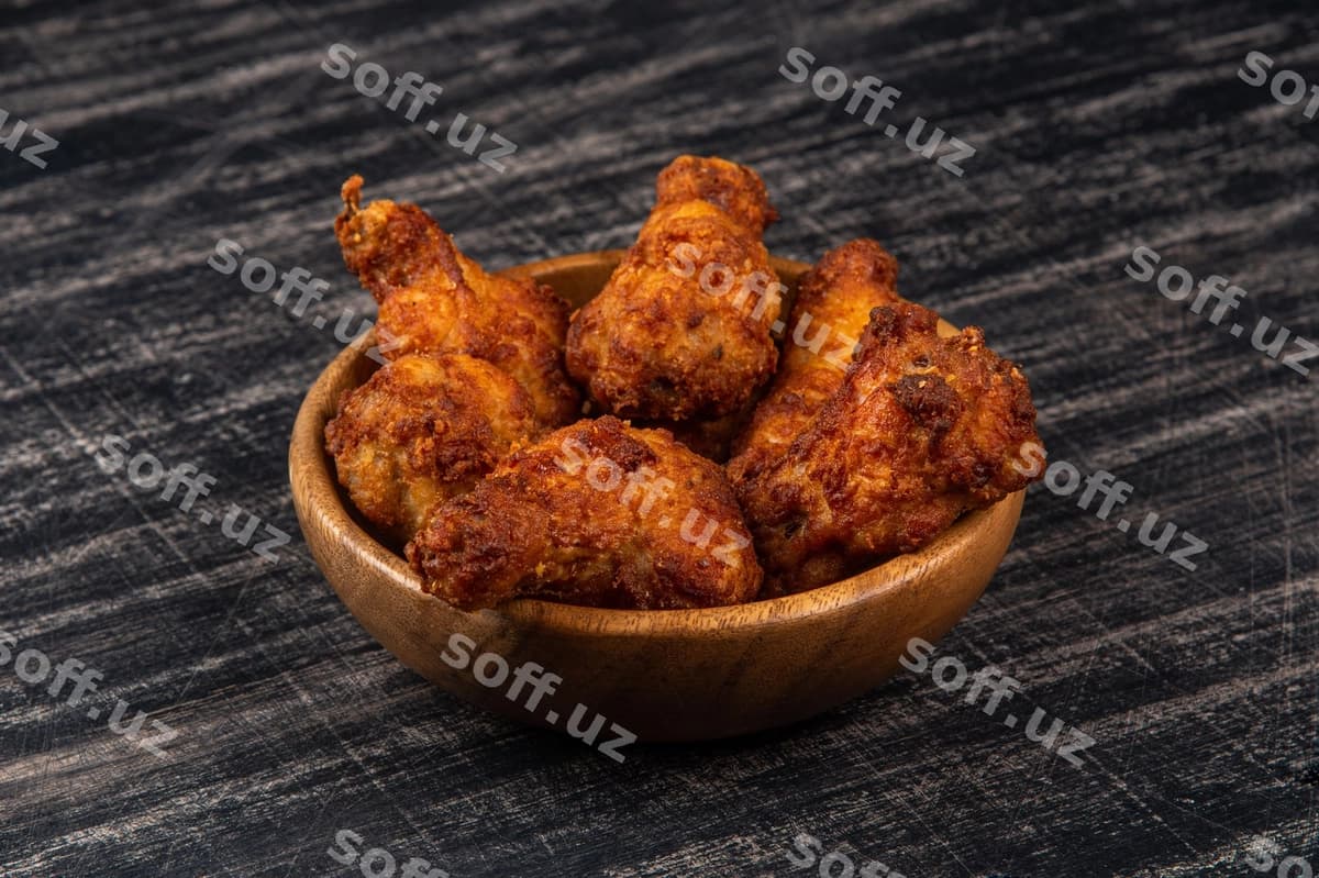 Qovurilgan BBQ tavarasi qora fonda | Fried bbq chicken wings black background