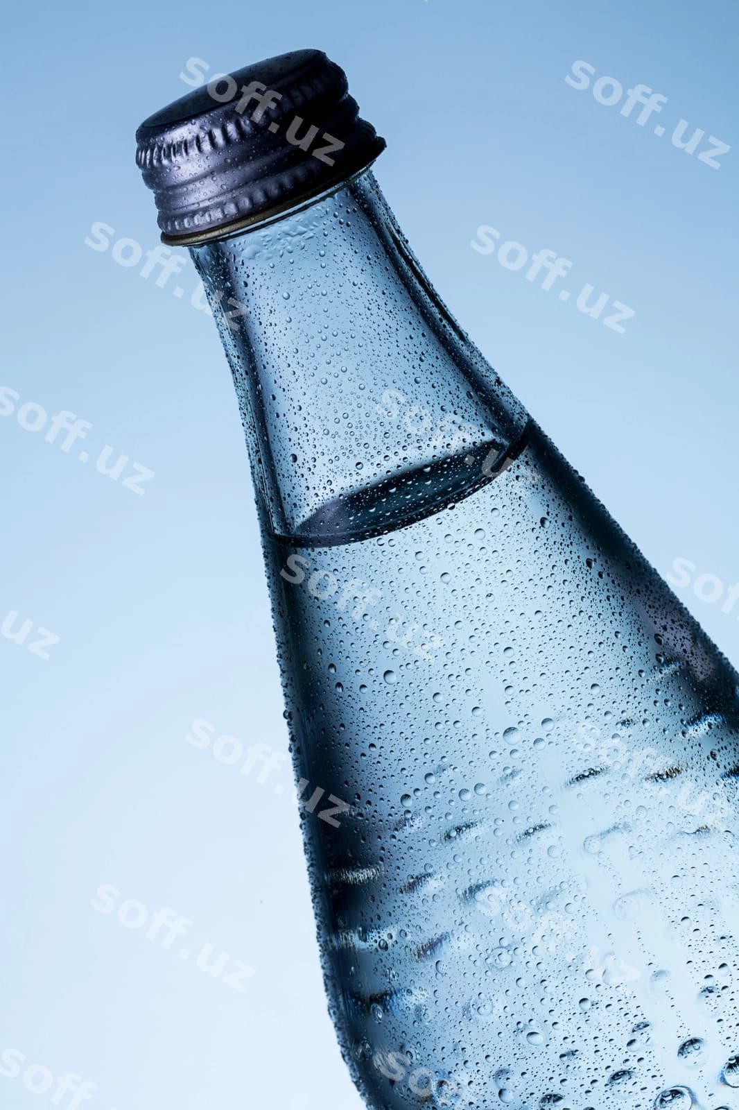 Shisha suvi ro'ya gil'mojlari bilan | Glass bottle water with dew drops