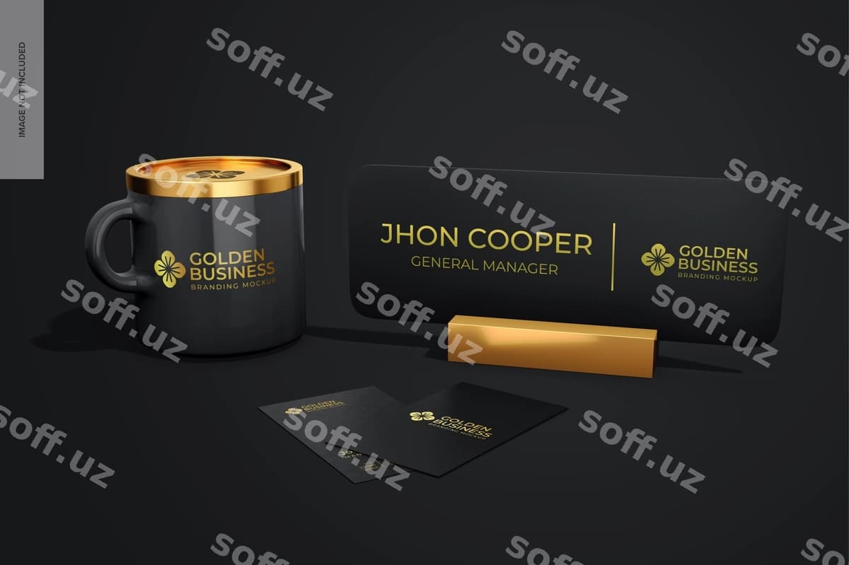 Krujka bilan oltin rangli stol nomi yozilgan plastinka maketi | Gold desk name plate mockup with mug