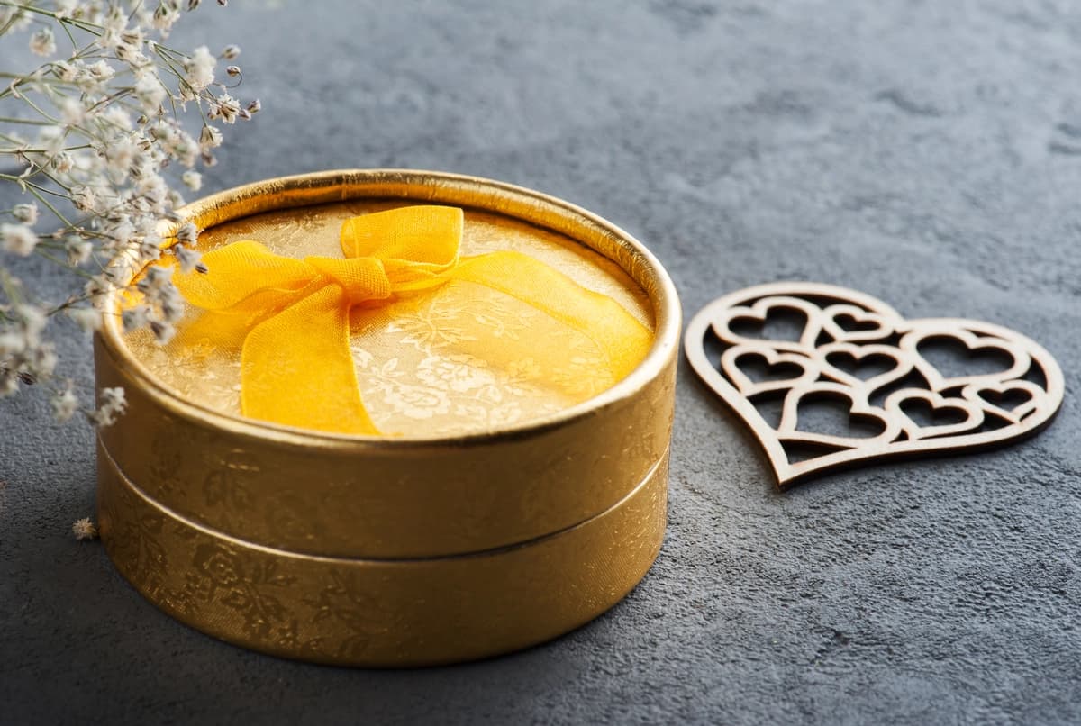 Qo'lda ishlangan, kamon yurakli oltin sovg'a | Hand crafted golden gift with bow heart