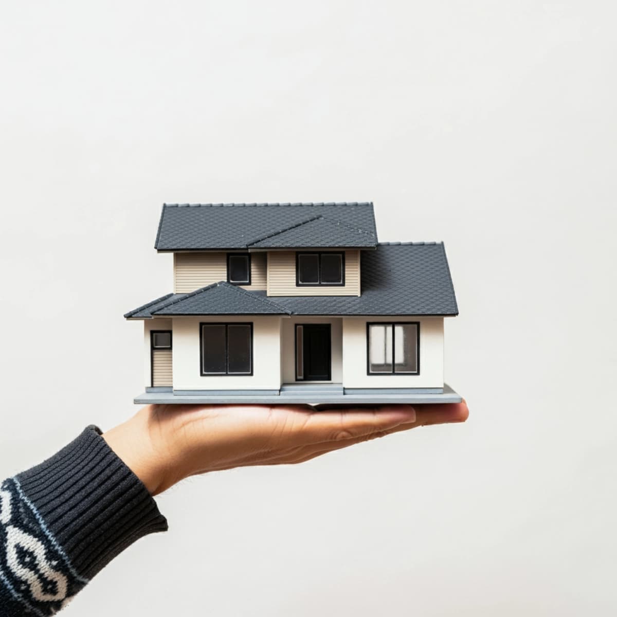 Qora tomli qo'lda ushlab turiladigan model uy | Hand holding model house with black roof