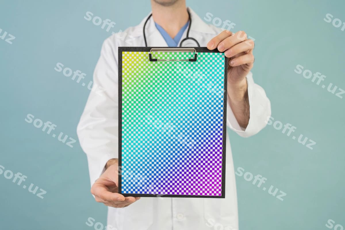 Soxta buferni ushlab turgan tibbiyot xodimi | Health worker holding mock up clipboard