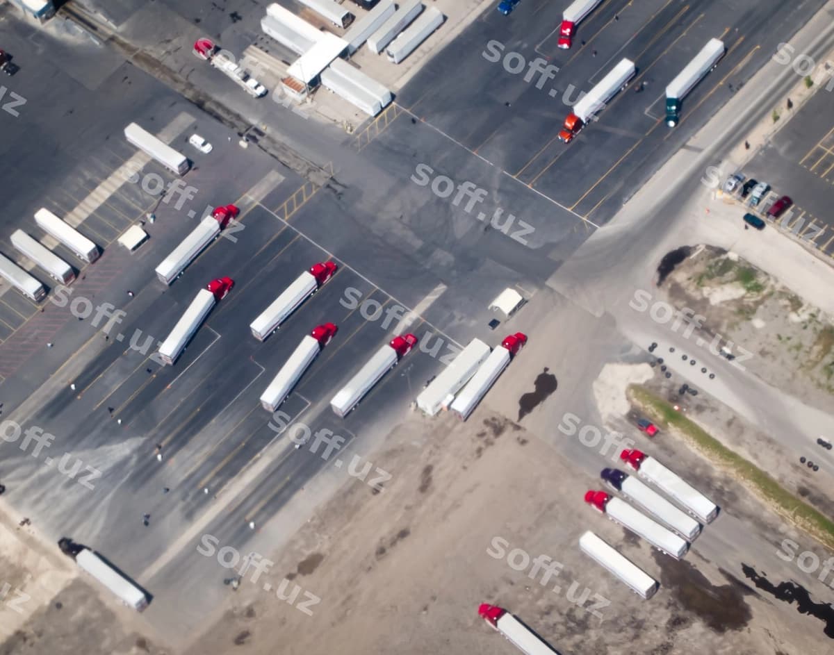 Shahar yo'lidagi mashinalar haqida yuqori burchakdan ko'rinish | High angle view cars road city