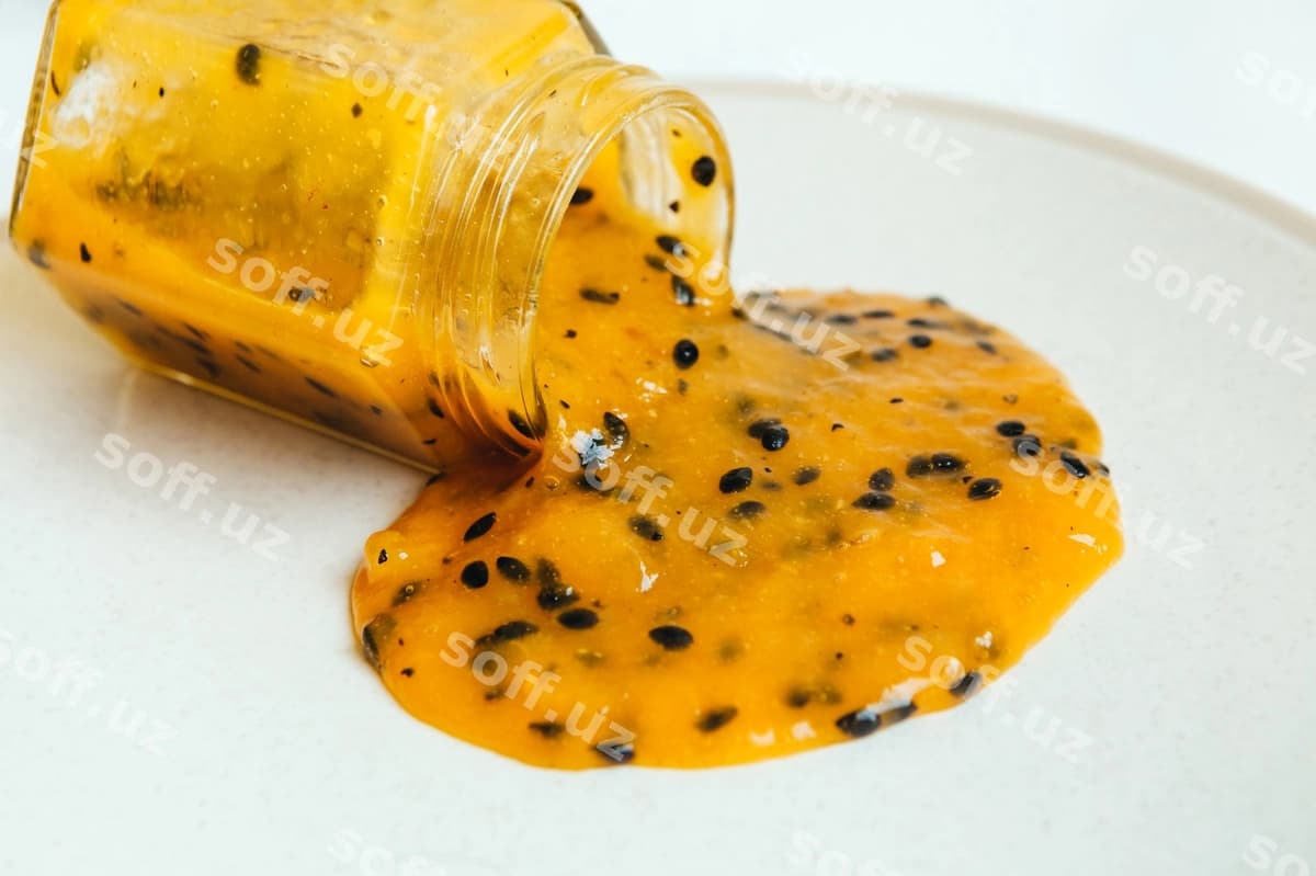Yuqori burchak ko'rinishda sariq hordoq stol | High angle view yellow jar table