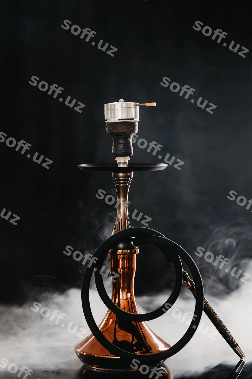 Nargile tutuq bilan qora fonda | Hookah with smoke black background