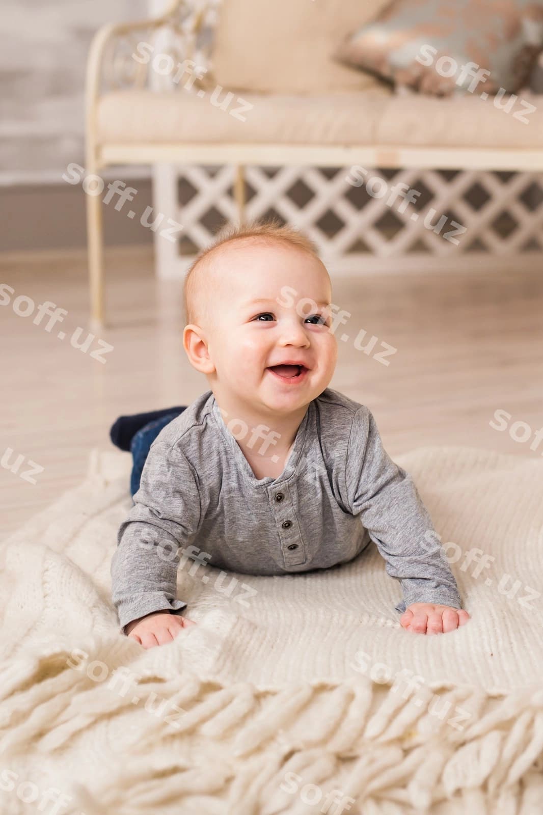 Kuluvchi kichik o'g'li uyda qorinda yotgan | Laughing baby boy lying tummy home