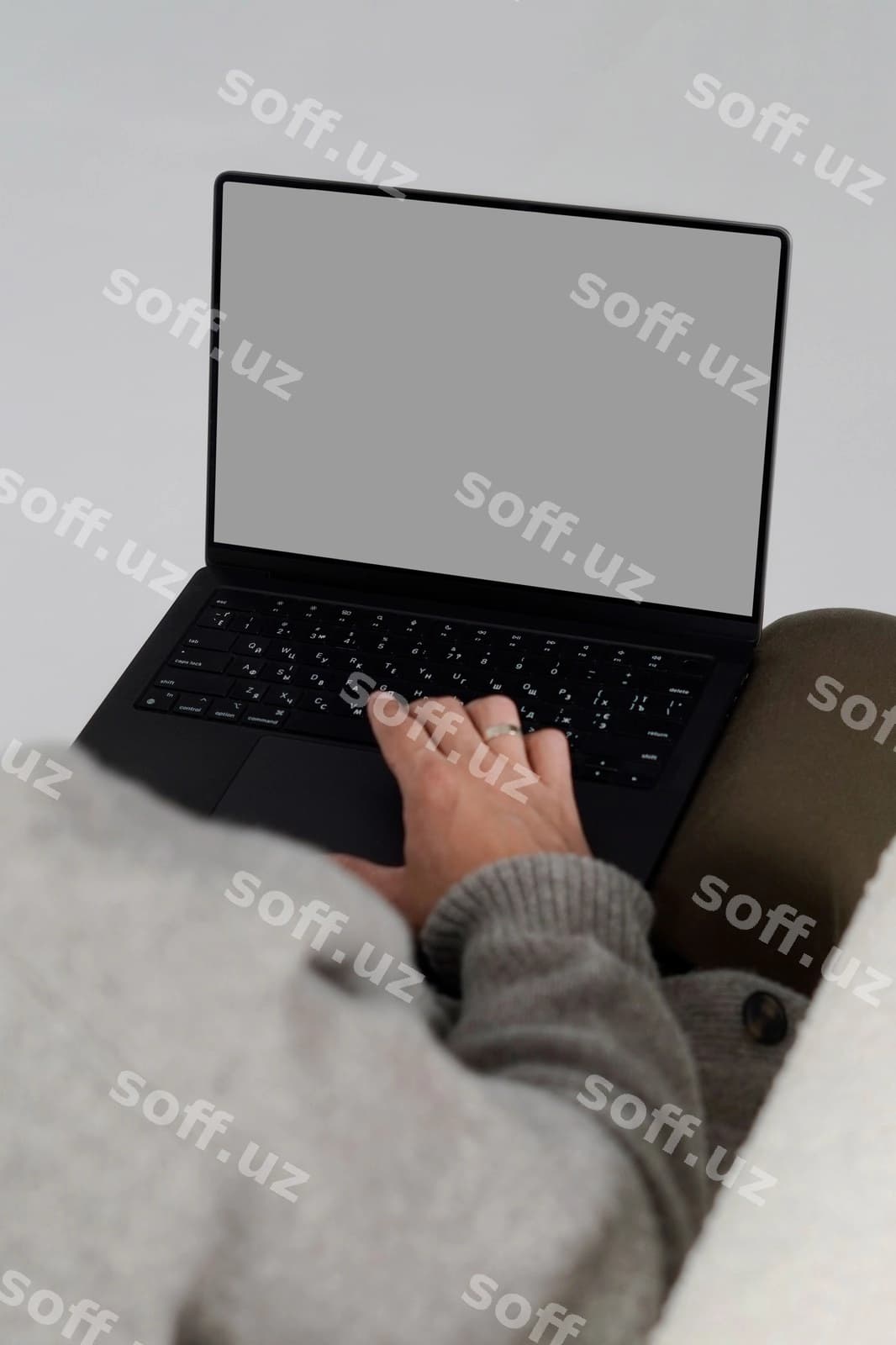 Erkak kulrang pulover kiygan, laptop bilan, oldingi tomondan ko'rinish. | Man gray sweater with laptop front view
