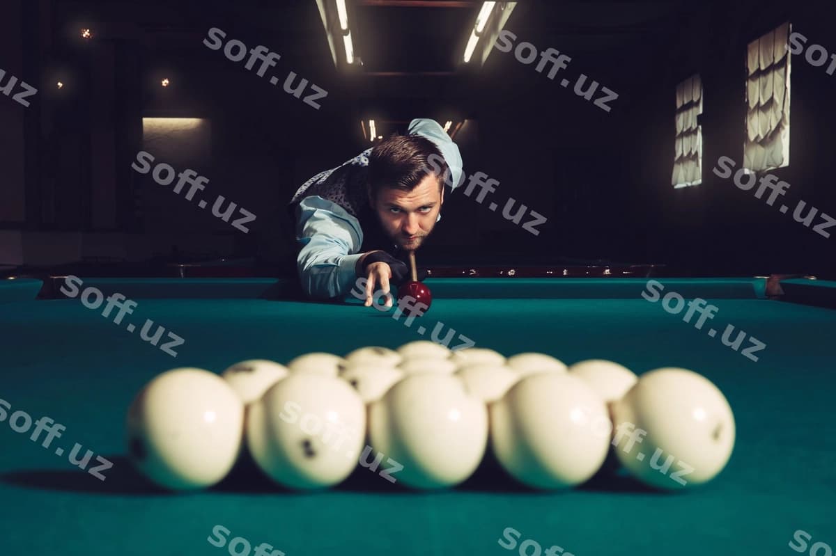 Man billiard oyniyapti. | Man playing billiard