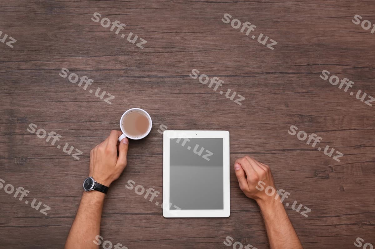 Erkak tablet bilan ishlaydi yuqori ko'rinish | Man working with tablet top view