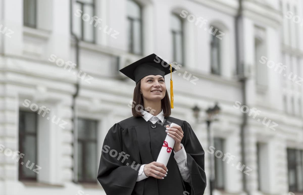 O'rta sur'at gulovchi ayol diplomni tutgan | Medium shot smiley woman holding diploma