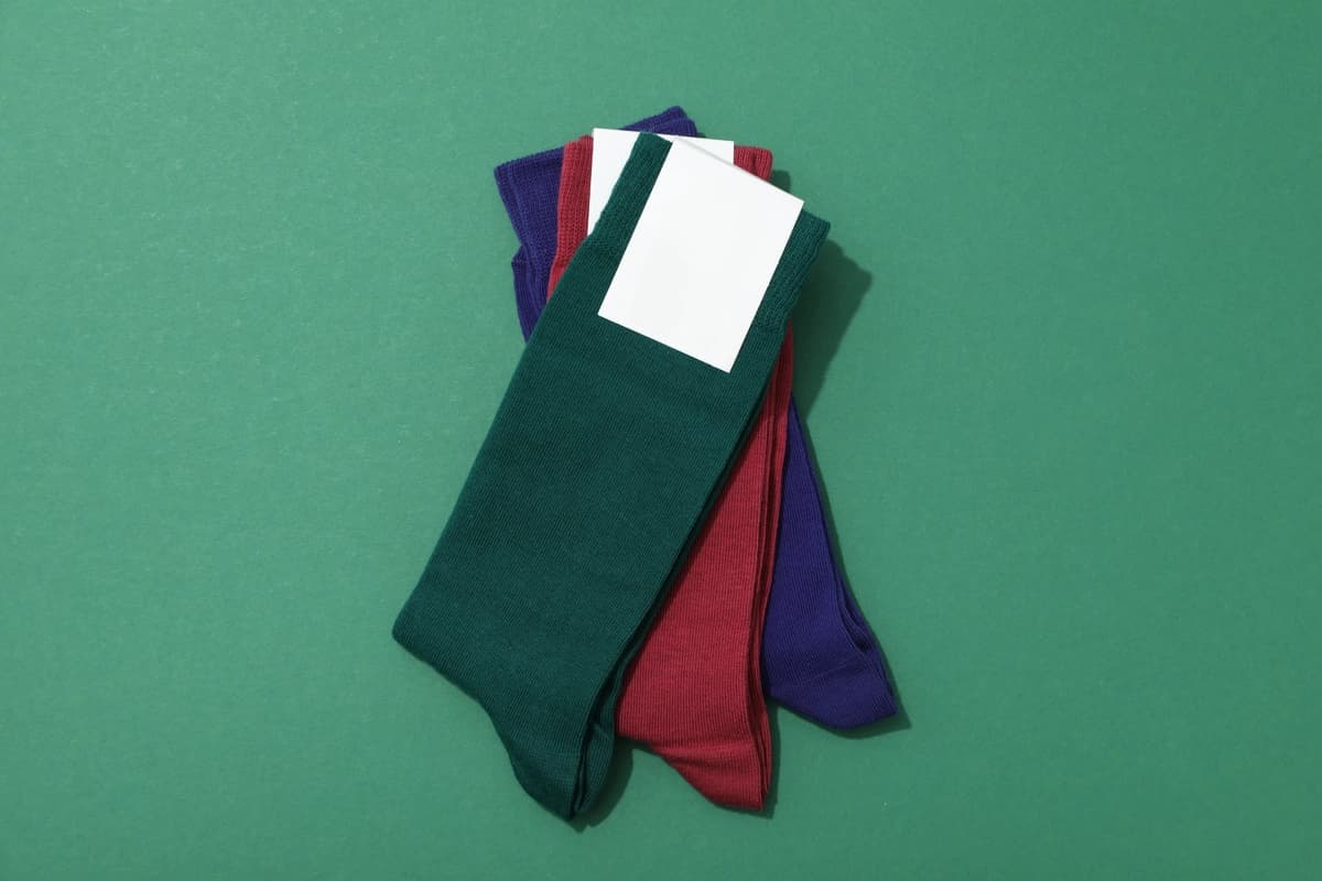 Ko'p rangli baland paypoq yashil fon | Multicolored high socks green background