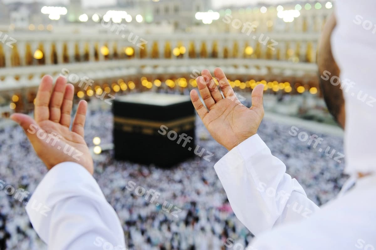 Musulmon Mekkahga qarab namoz o'qiyotgani uchun qo'llari ko'tarilgan | Muslim praying mekkah with hands up