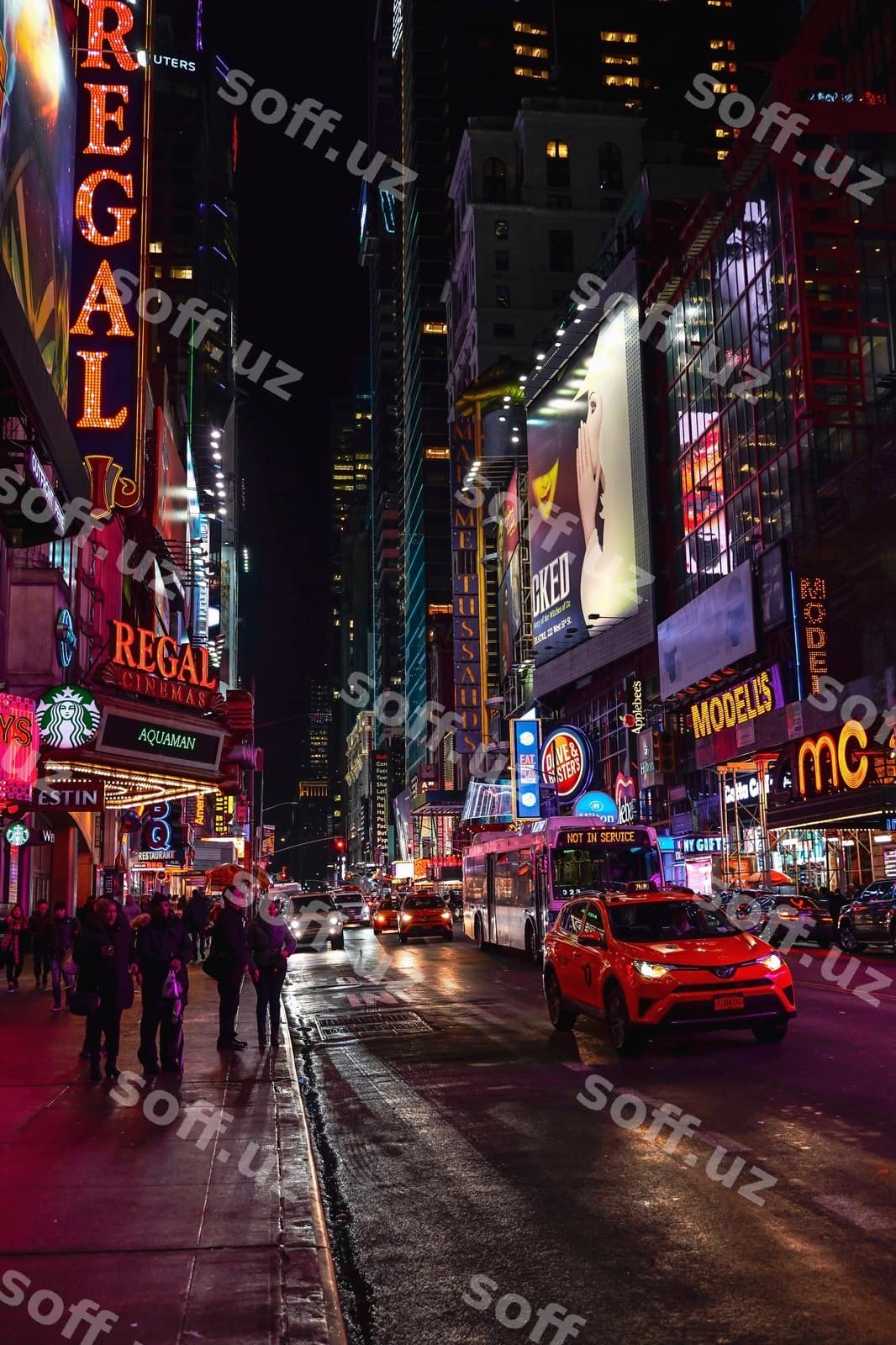 Odamlar shahar yolini kecha yoritilgan. | People illuminated city footpath night