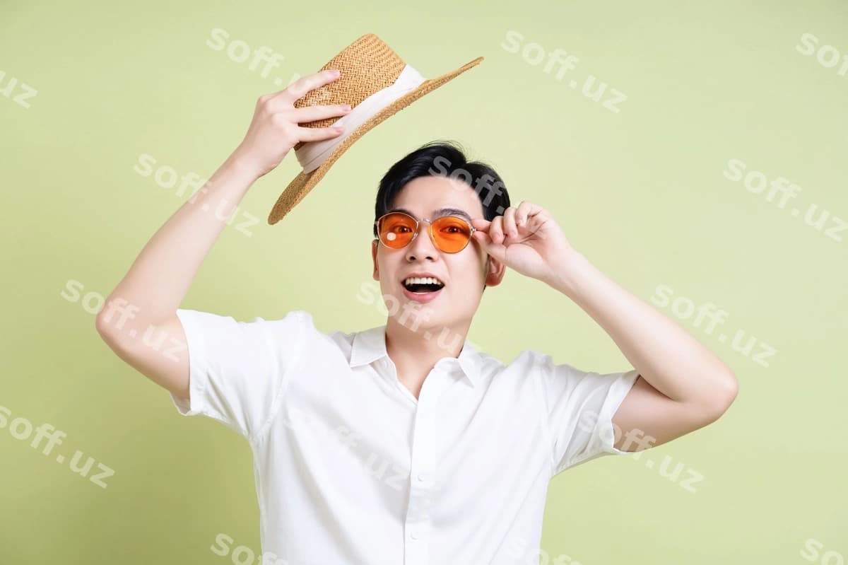 Yashil fonda yosh osiyolik erkakning surati | Photo young asian man green background