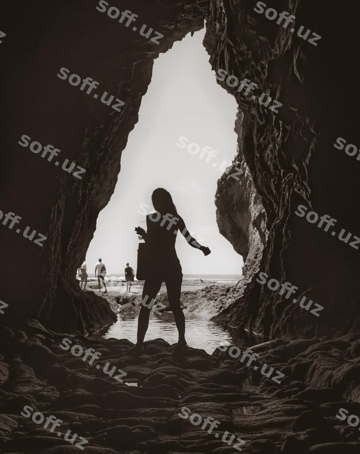 Tosh shakli plyazhasi yonidagi ayol silueti | Silhouette woman by rock formation beach