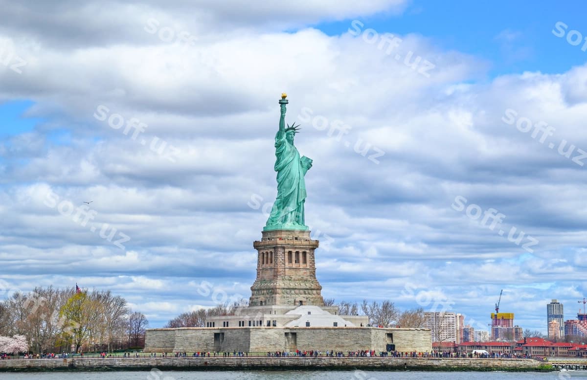Erkinlik heykali bulutli osmon orqali | Statue liberty against cloudy sky