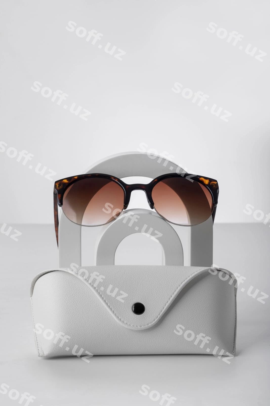 Ko'z qorqatlar bilan qo'llanma dizayni mockup | Sunglasses with case mockup design