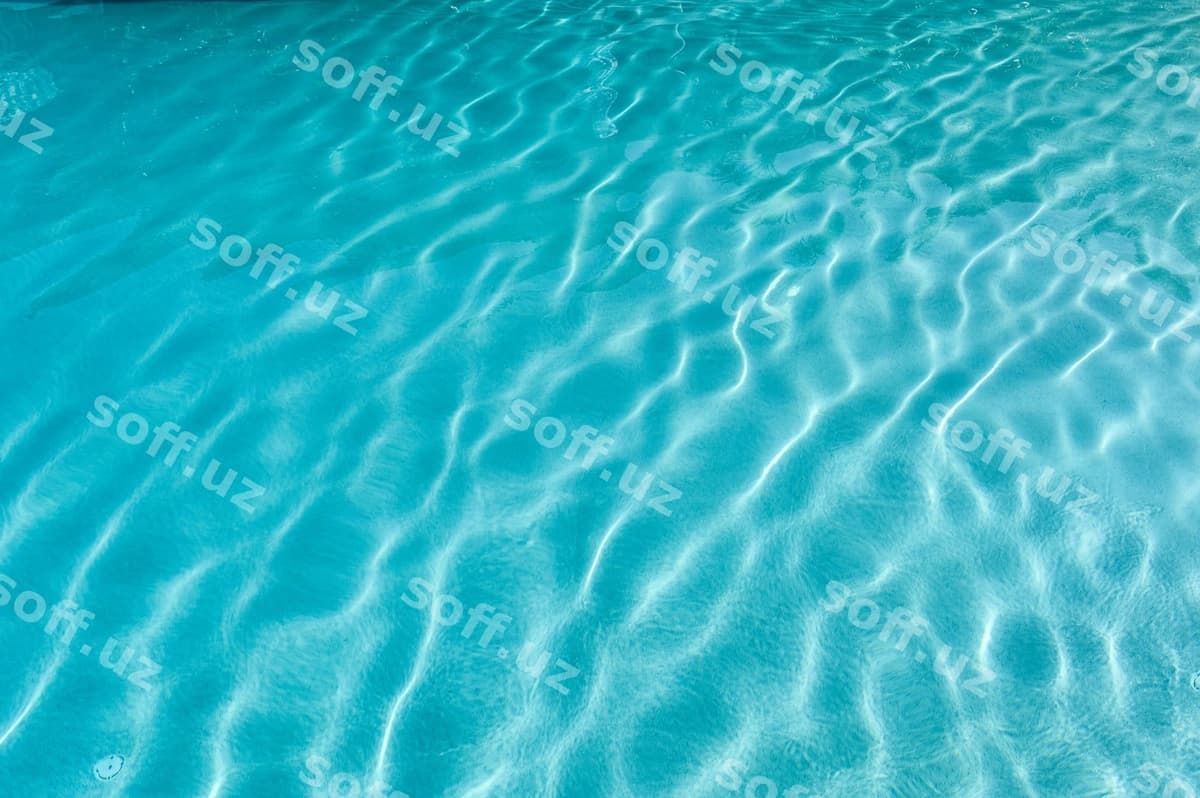 Hind sveta rangli to'lqinlangan havzali intilmahavoti | Surface rippled blue swimming pool
