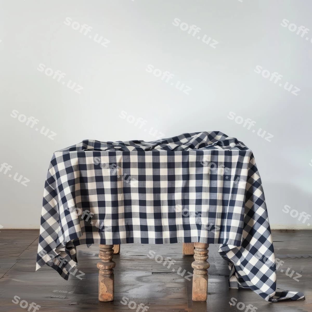Stol plaid qop, unda 'Stol' so'zi yozilgan. | Table with plaid cover that says table
