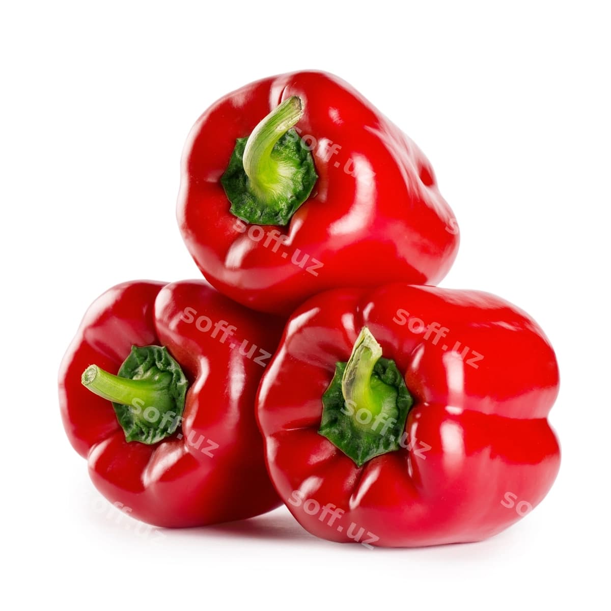 Uch qizil shirin biber oq fonda ajraltirilgan | Three red sweet peppers isolated white