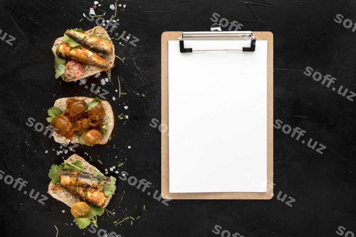 Yuqori ko'rinishdagi bahol taomlari notatnik bilan | Top view seafood dishes with notepad