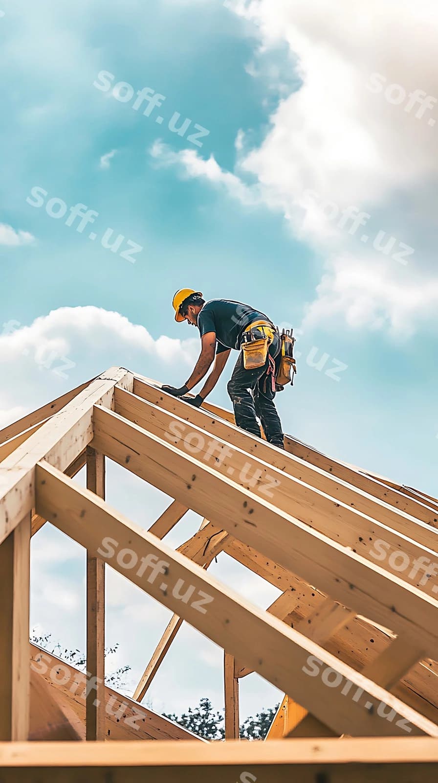 Ikki erkak eski uy qurishda ishchi | Two men working roof house construction
