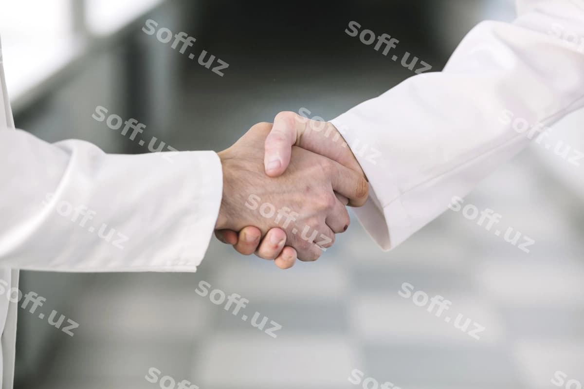 Aniqlanmagan tibbiyot xodimlari qo'llarini boshlayotgan | Unrecognizable medics shaking hands