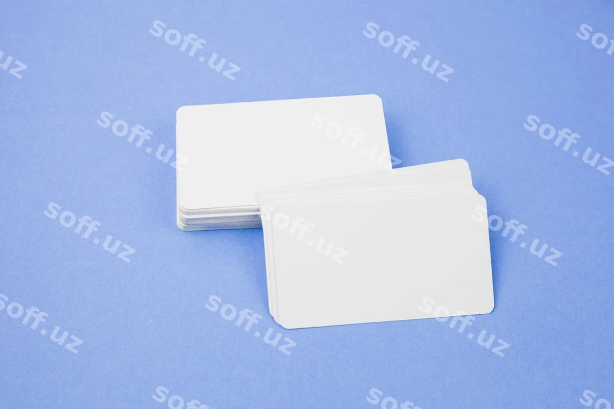 Binafsha oq biznes kartochkalar to'plam namunasi | Violet white pile business cards mock up
