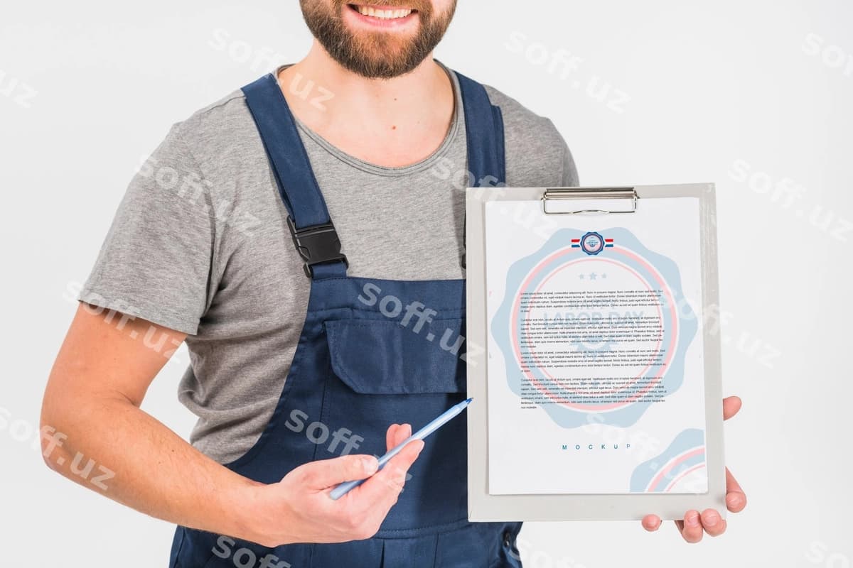 Ishchi paskalni tutgan namuna mehnat kuni | Worker holding clipboard mockup labor day