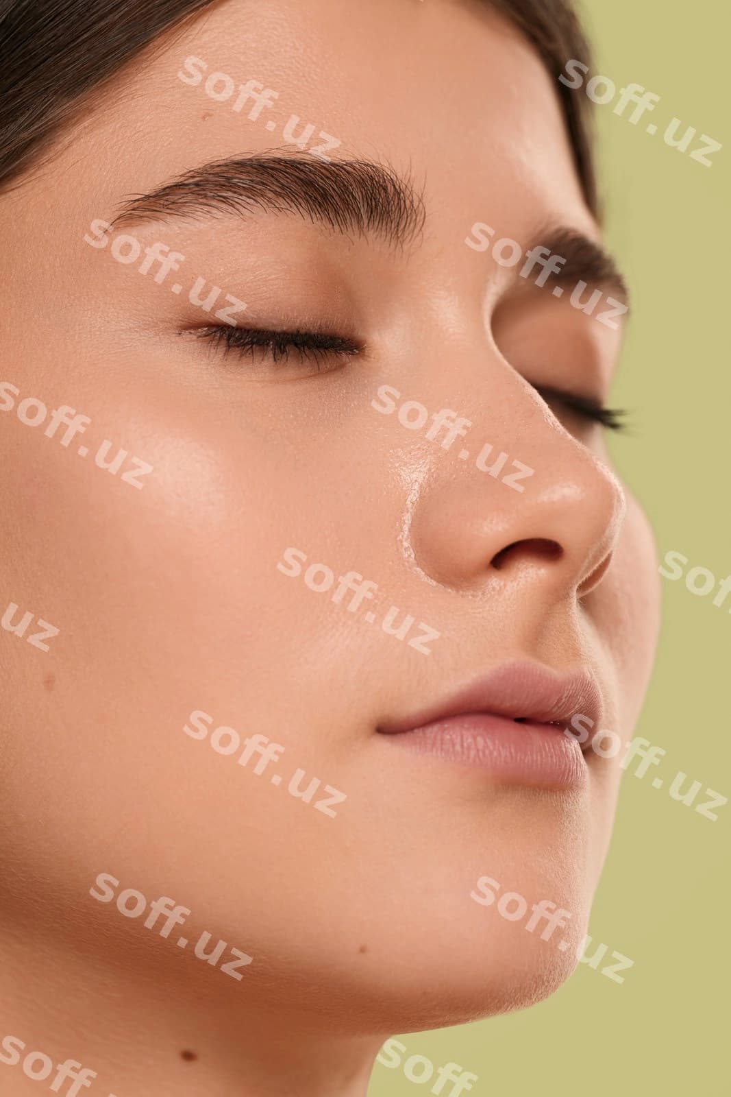 Yosh ayol yuzi yopiq ko'zlari bilan | Young female face with closed eyes