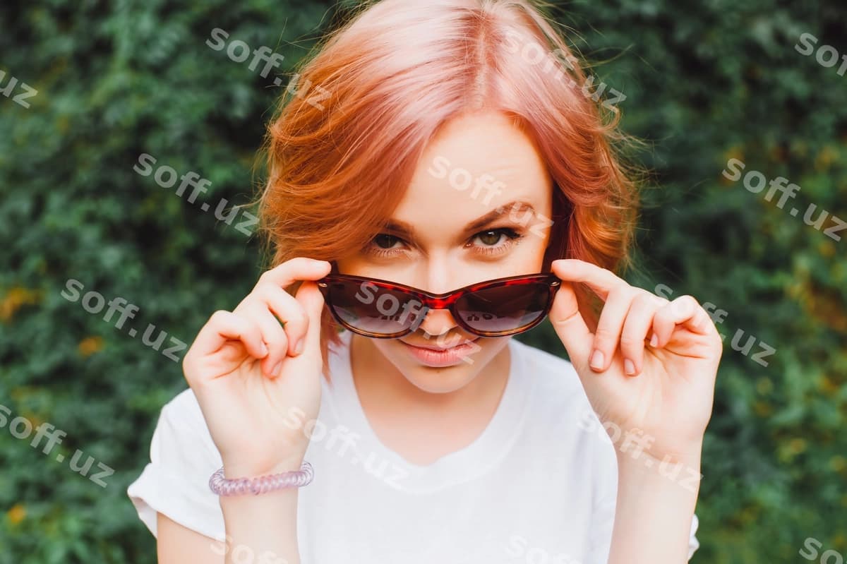 Yosh qizil sochli qiz sochiq ko'z bilan | Young red haired girl with sunglasses