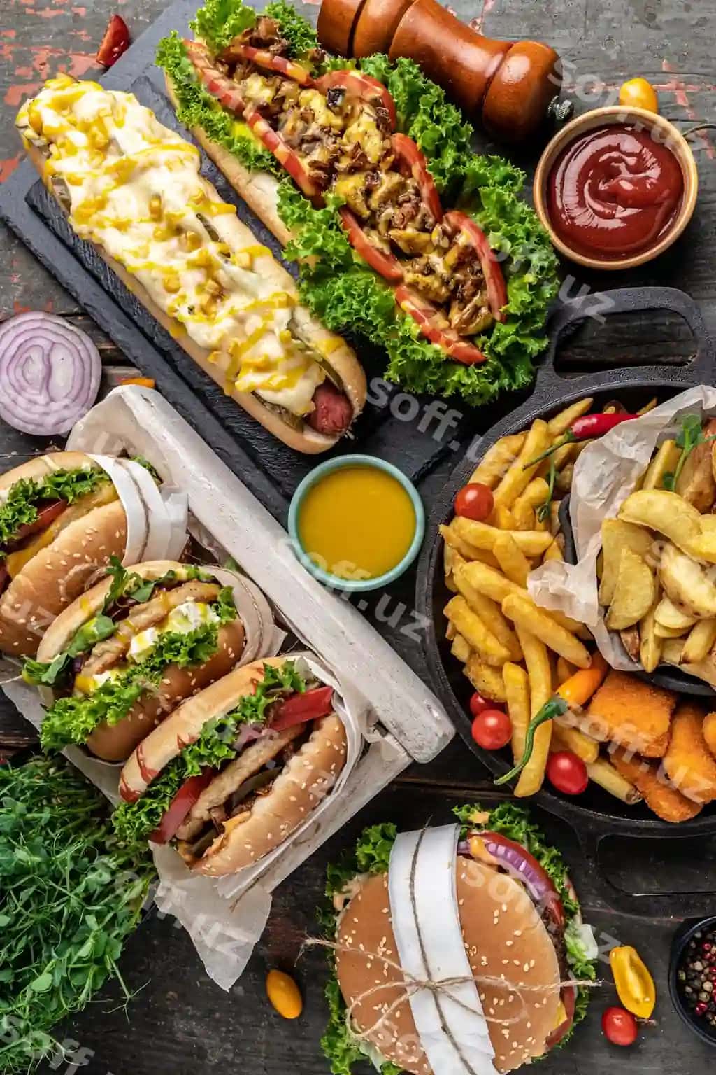 Yaqin murojaat uy shuaroatli mazali burger hot doglar qovurilgan tovuq bilan frenched kartoshkasi anqetli Amerikachi taomlari tez taomlar | Close up home made tasty burger hot dogs with fried chicken french fries raditional american food fast food