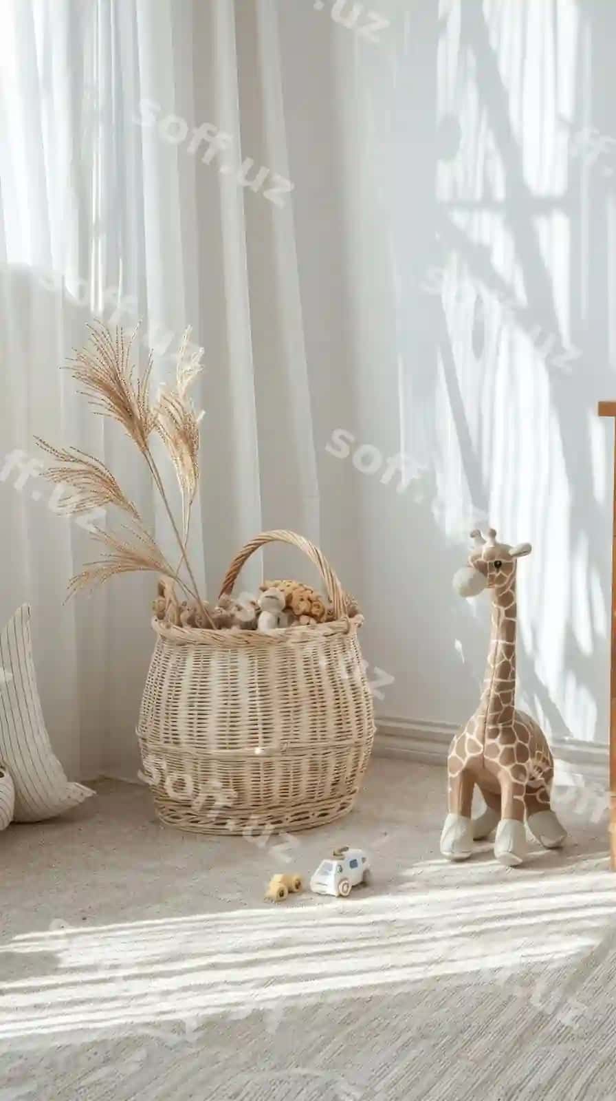 Minimalistik suvet kompositsiyasi girafta figurka bilan | Minimalist still life composition with giraffe figurine wove