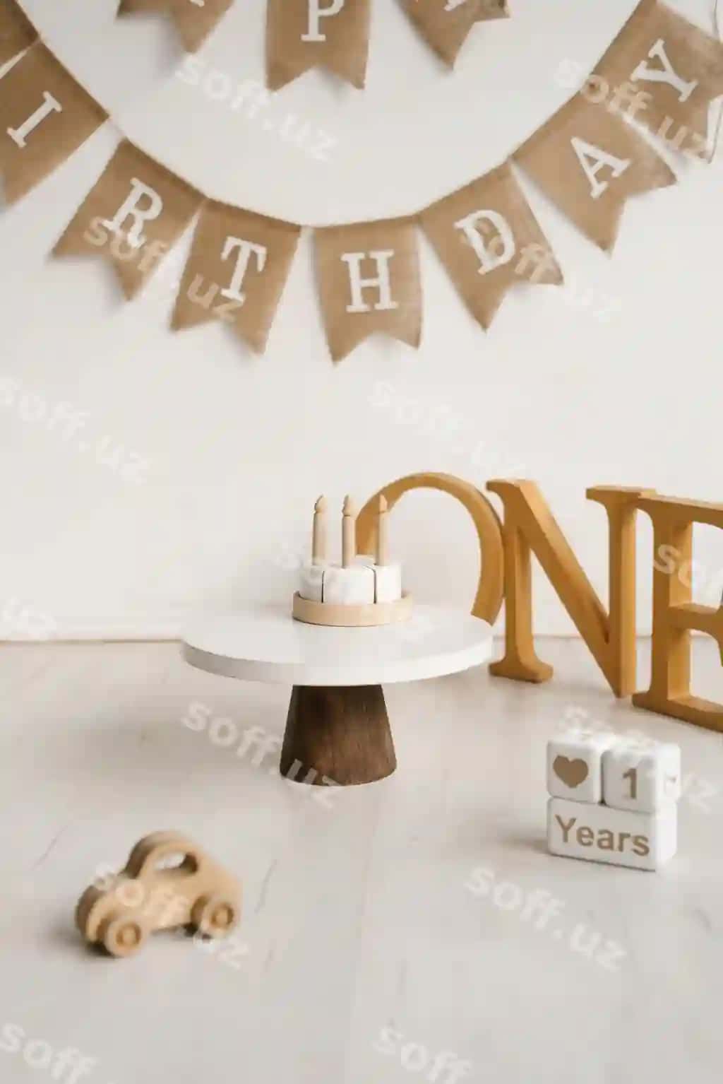 Baner ashqan yog'ochli tort o'rnatgich yonilgichlar bilan bolaning birinchi tug'ilgan kuni | Banner hangs wooden cake stand with candles baby first birthday