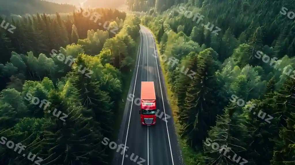 Yuk avtomobili girmaydigan to'g'ri yo'lni ziravor o'rmon manzarasidan o'tadi. | Truck winding mountain road through lush forest landscape