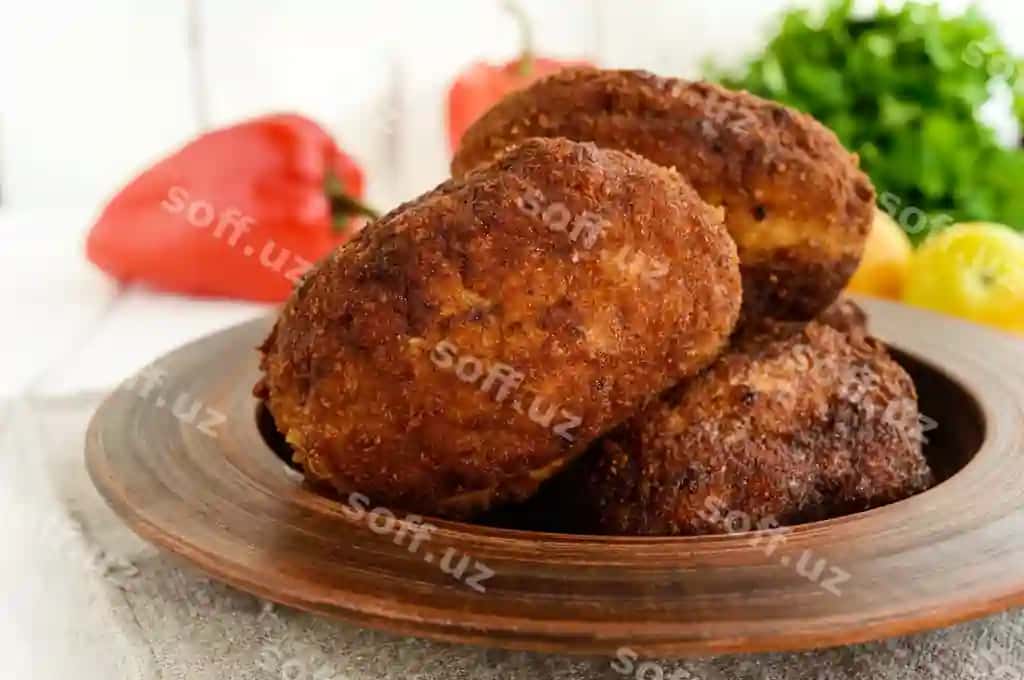 Goshtli miniatyura lavashlar qaynatilgan tuxum bilan yaxlitlangan | Meat mini rolls with boiled egg close up