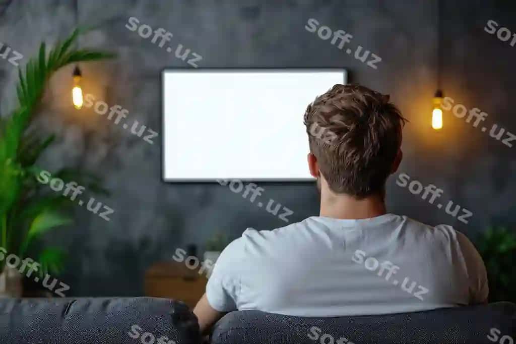 Tomon ko'rinishi erkak yangiliklar TV ko'rib bormoqda | Side view man watching news tv