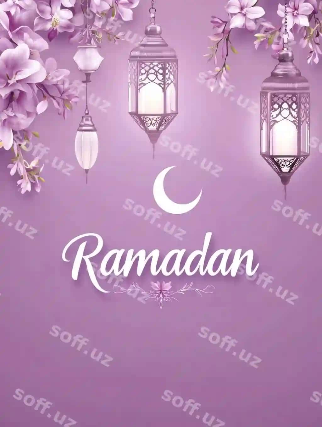 Chiroyli Ramazon bayrami fonarlar bilan gullar tuzilishi yumshoq lavanda orqa fonda | Elegant ramadan celebration with lanterns floral arrangement soft lavender background