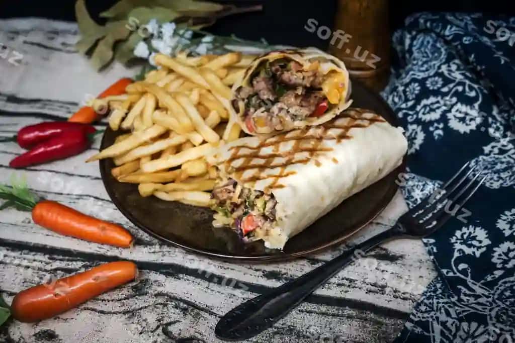 Yuqori burchakdan ko'rinishdagi stoldagi wrap sendvich va frenk kartoshkasi | High angle view wrap sandwich with french fries table