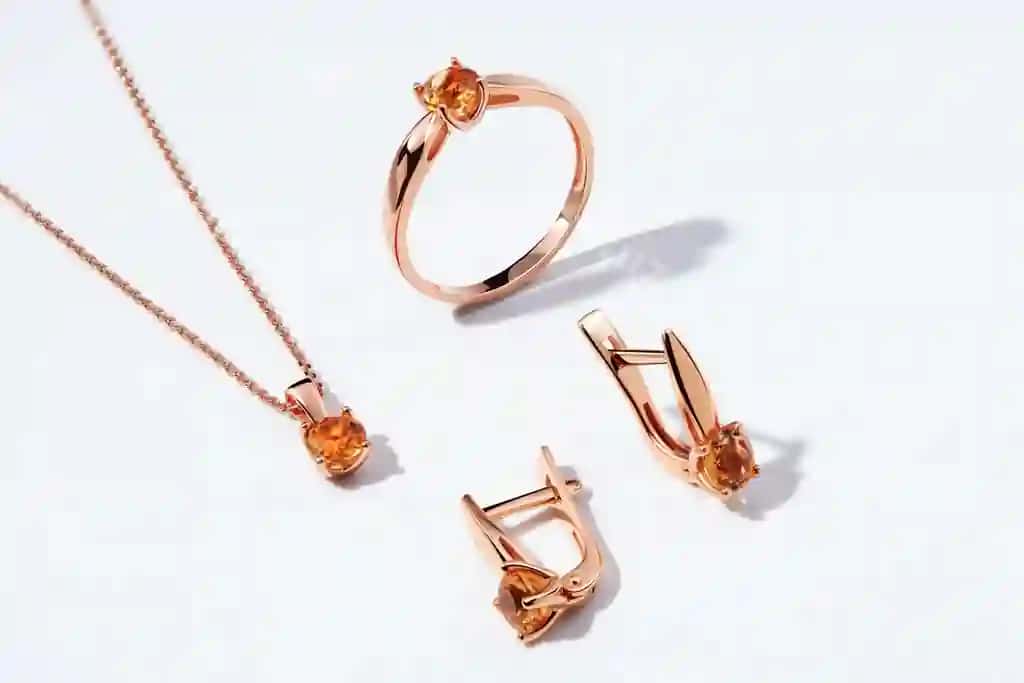 Qimmatbaho toshlardan iborat nafis zargarlik buyumlari to'plami zargarlik buyumlari aksessuarlari kollaj mahsuloti natyurmort tushunchasi uzuk marjonlarni sirg'alar | Elegant jewelry set jewellery set with gemstones jewelry accessories collage product still life concept ring necklace earrings