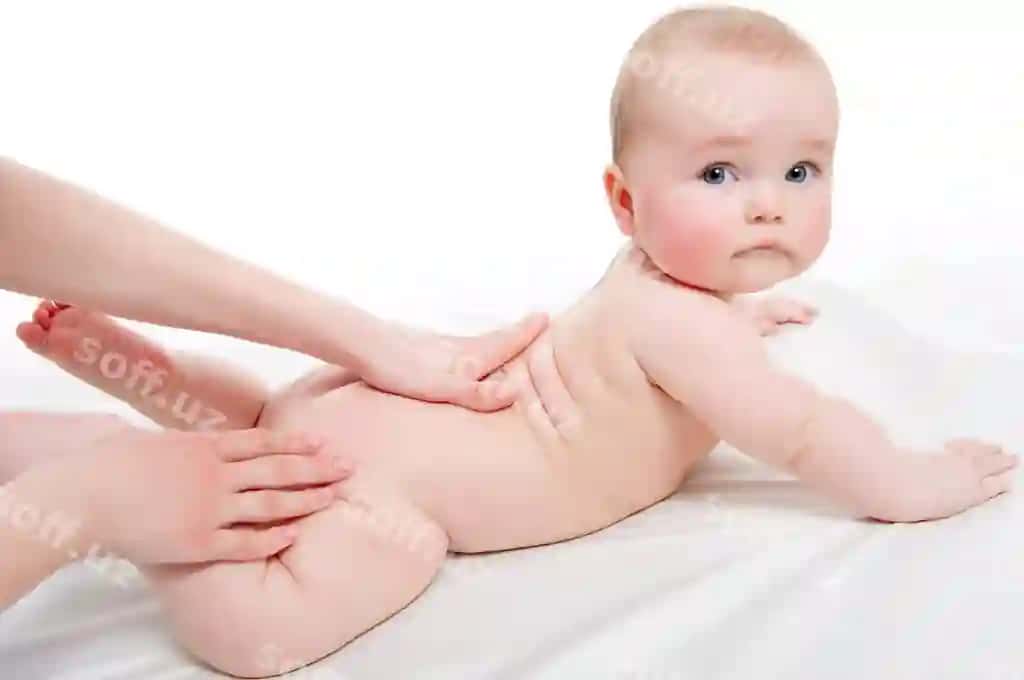 Kesilgan qo'llar ona bolasi bilan karfada yotgan | Cropped hands mother with daughter lying bed