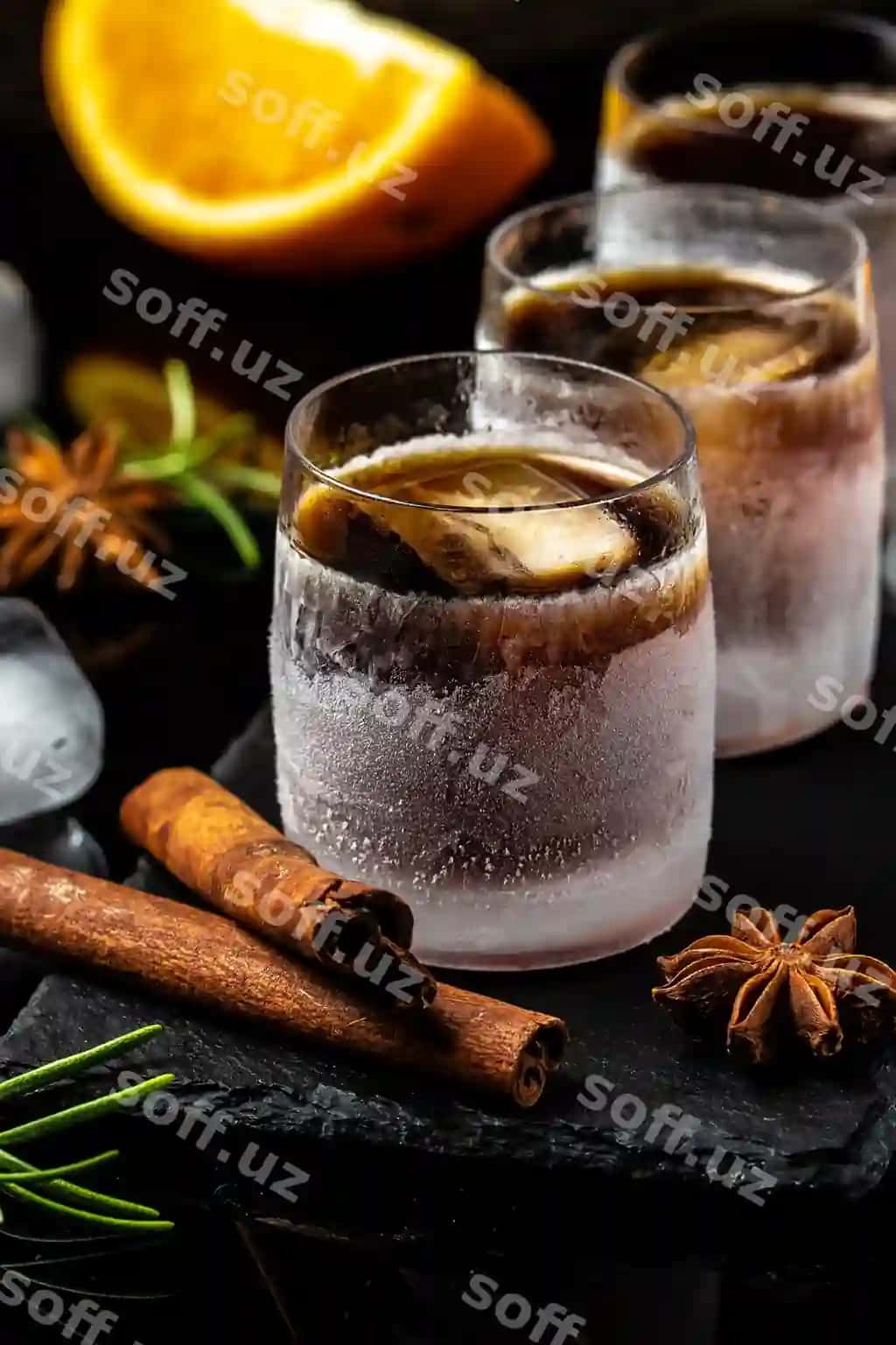 Shottli stakanchik yer sharbati murchli apelsinlar qorong'i fonda alkogolli ichimlik kokteyl nemis digestifi 56 yer va baharatlar tayyorlangan | Shot glass herb liqueur with cinnamon oranges dark background alcoholic booze cocktail german digestif made with 56 herbs spices