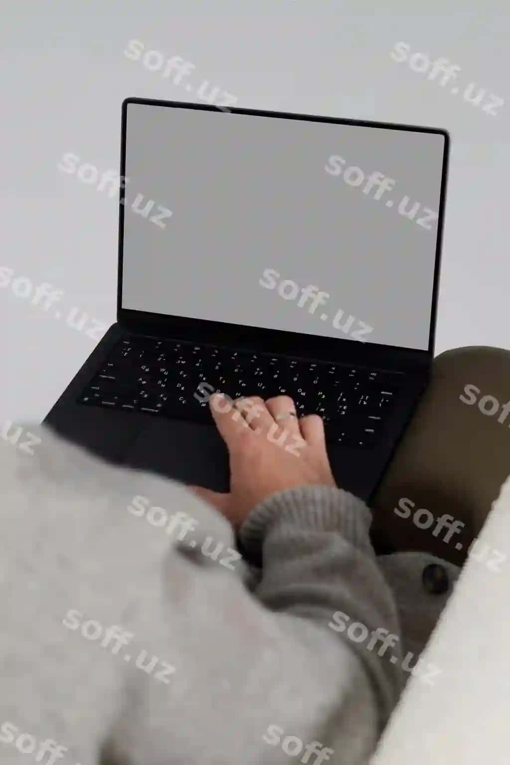 Erkak kulrang pulover kiygan, laptop bilan, oldingi tomondan ko'rinish. | Man gray sweater with laptop front view