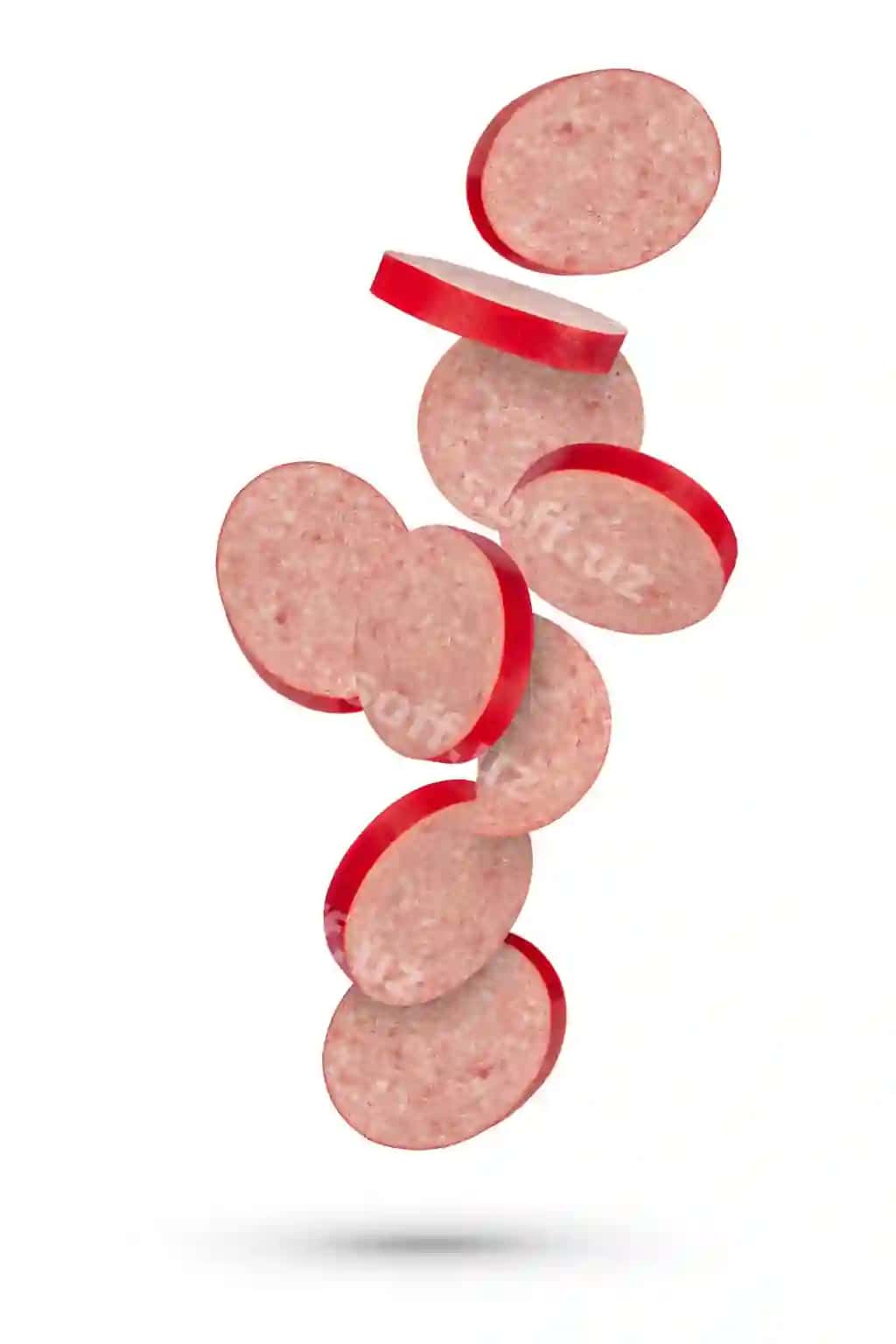 Uchib ketayotgan kolbasa bo'laklari salam kolbasa oq ajratilgan fon bo'laklari kolbasa turli yo'nalishlarda sochilib yiqilib, dizayn loyihasiga kiritilishi mumkin. | Flying sausage slices salami sausage white isolated background slices sausage scatter different directions fall casting shadow be inserted into design project